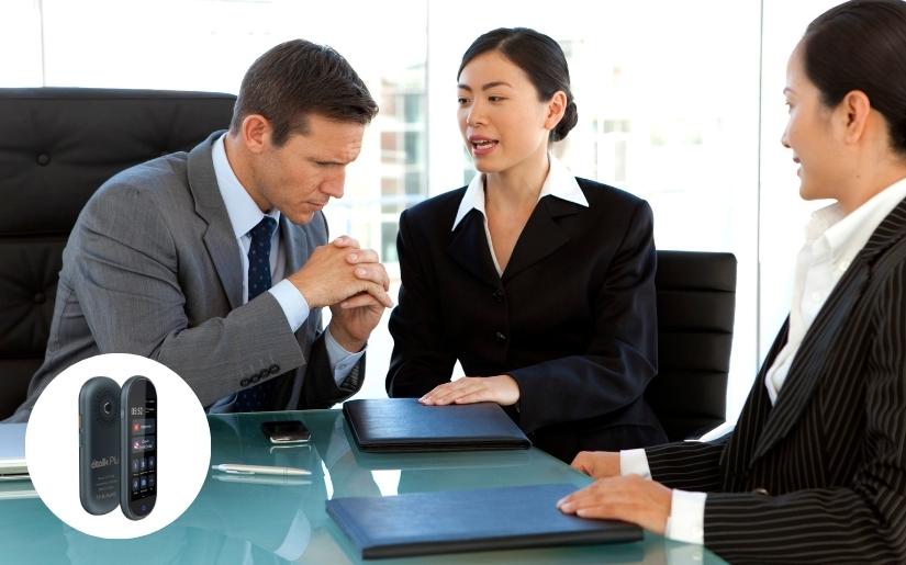 Máy dịch giúp rút ngắn rào cản ngôn ngữ trong quá trình trao đổi, đàm phán với đối tác