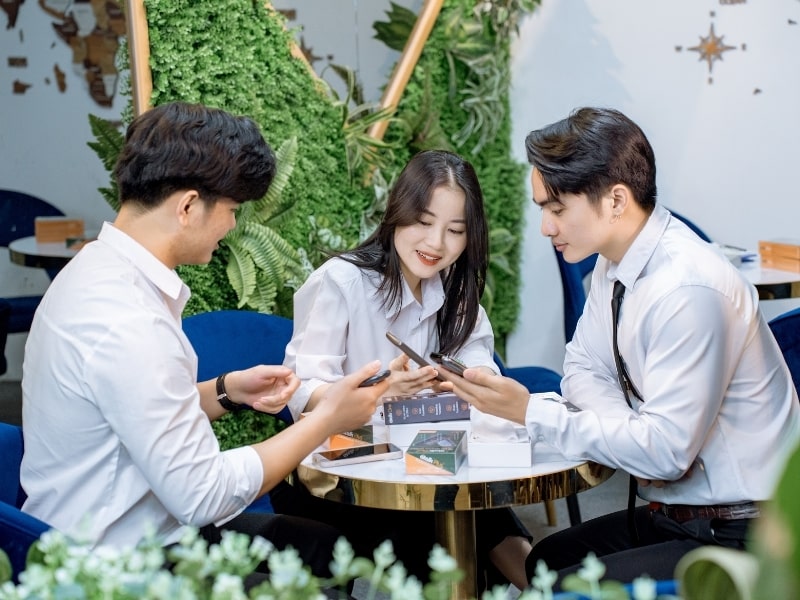 Adola.Vn Có Đội Ngũ Nhân Viên Tư Vấn Nhiệt Tình Và Chuyên Nghiệp